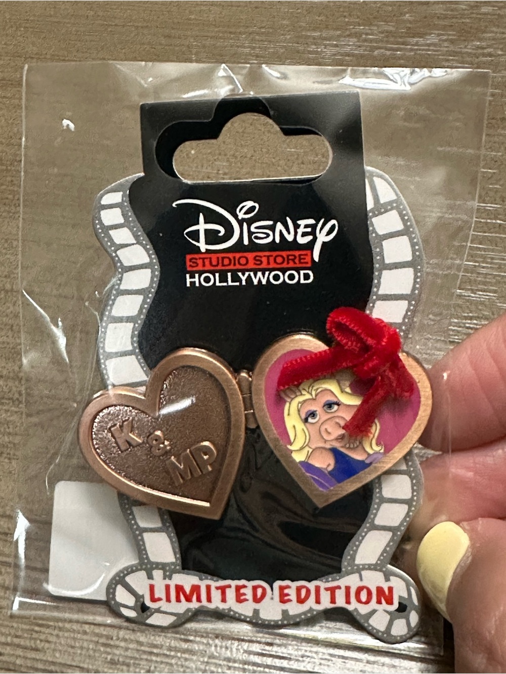 Disney DSSH 2026 Love Locket Muppets Miss Piggy Pin Limited Edition LE 400